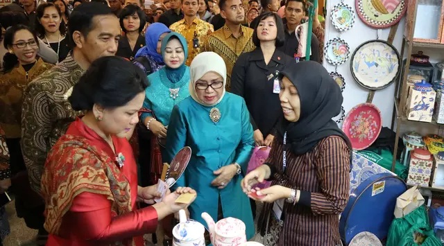 Iriana Jokowi Borong Kerajinan  Tradisional di Inacraft 